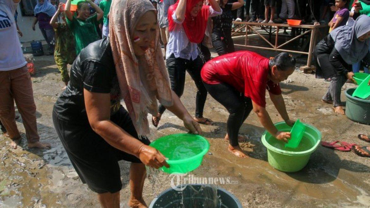 Peserta beradu cepat mengambil air