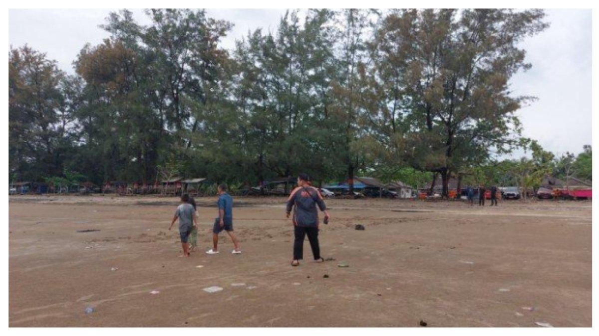 MELIHAT PEMANDANGAN DI PANTAI CEMARA ASRI - Liburan Seru di Pantai Cemara Asri, Kalsel: Pesona Alam Menawan, Cocok Banget untuk Libur Lebaran 2025!
