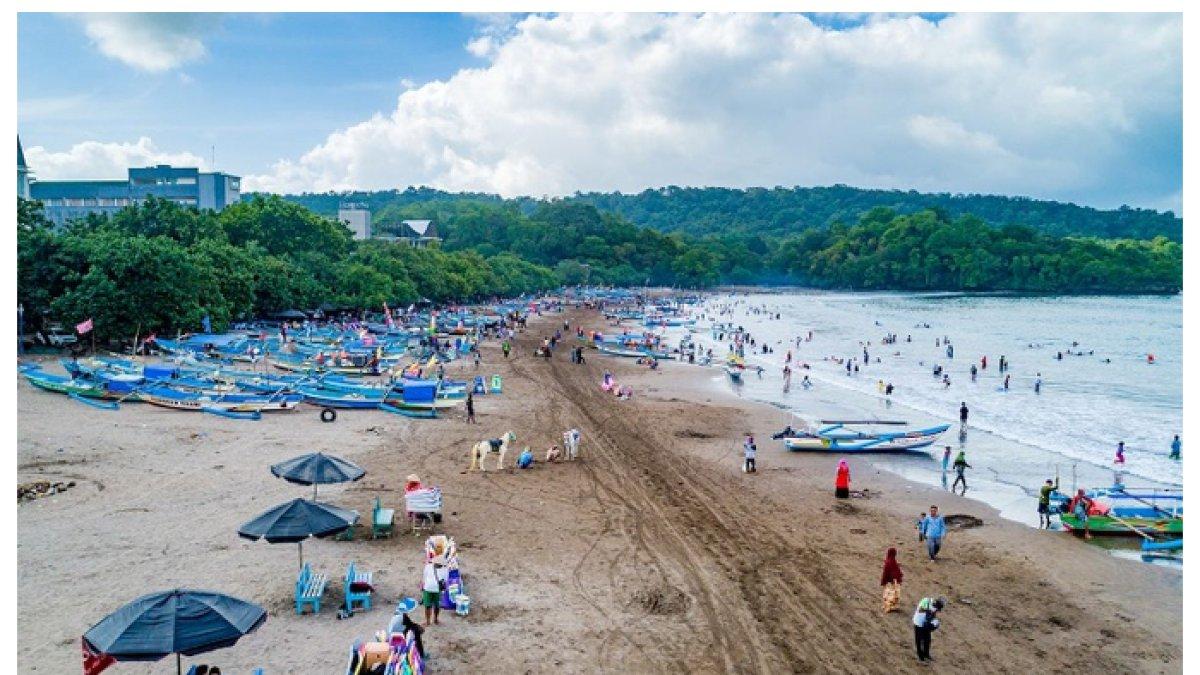 SUASANA PANTAI PANGANDARAN - 