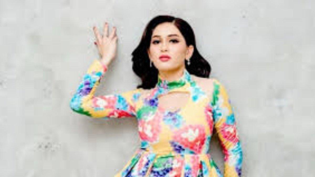 Pesona Gvri Taj yang diisukan dekat dengan Ferry Irawan