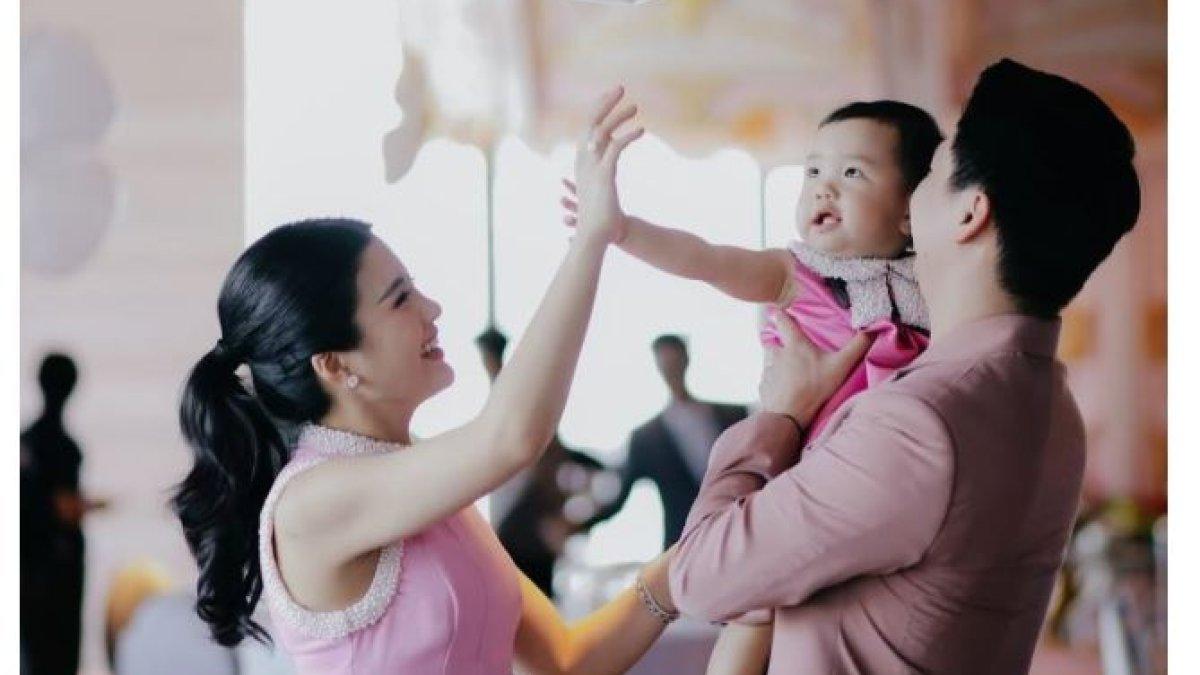 Pesta ulang tahun Avery mengusung tema serba pink yang menggambarkan kelembutan dan kegembiraan.