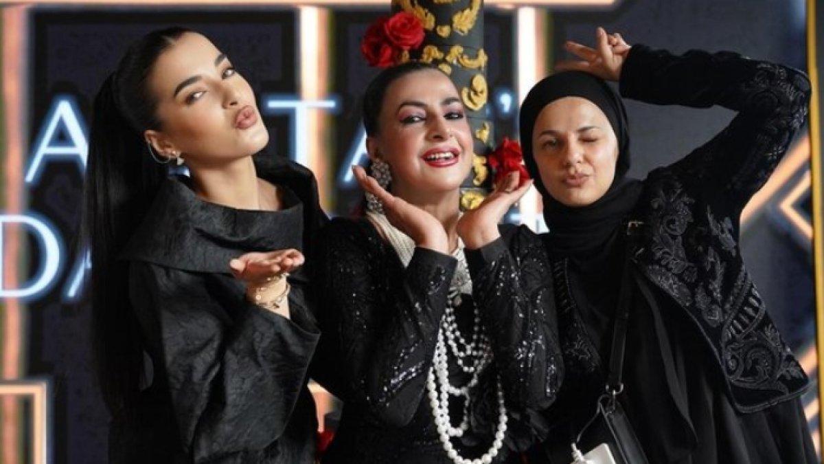 Pesta yang digelar Tasya Farasya untuk Mama Ala bertema serba hitam dan emas.