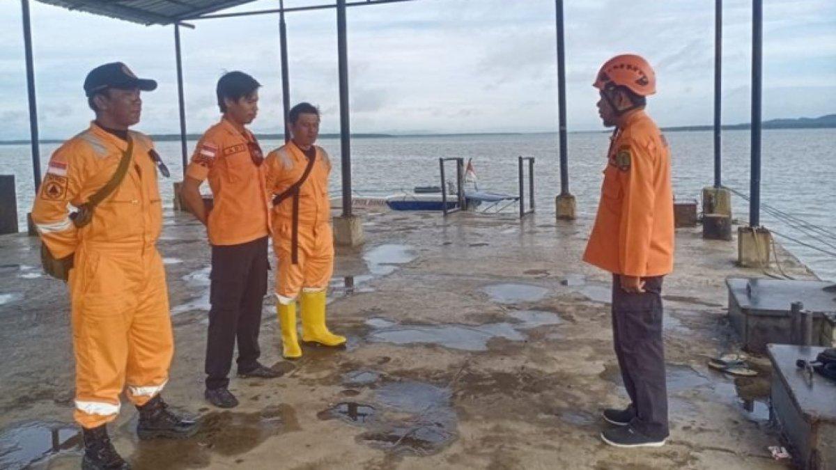 Petugas BPBD Nunukan Kaltara saat bersiap melakukan pencarian warga Seimanggaris yang menjadi korban serangan buaya