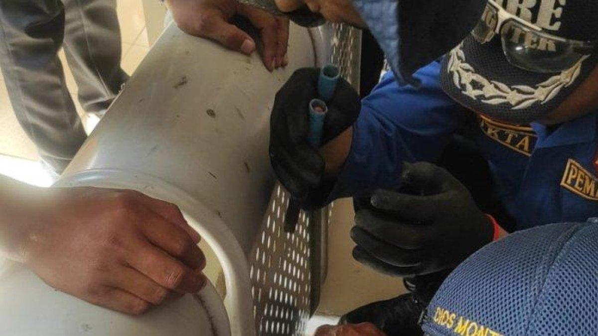 Petugas Damkarmat Yogyakarta berusaha mengeluarkan jari yang terjebak di lubang kursi besi, Rabu (20/12/2023).