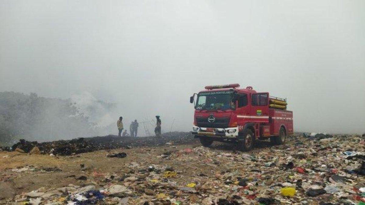 Petugas Diskar PB Kota Bandung saat melakukan teknis penyuntikan untuk memadamkan api di TPA Sarimukti, Cipatat, Kabupaten Bandung Barat (KBB) karena kobaran api terus menyala, Rabu (23/8/2023).