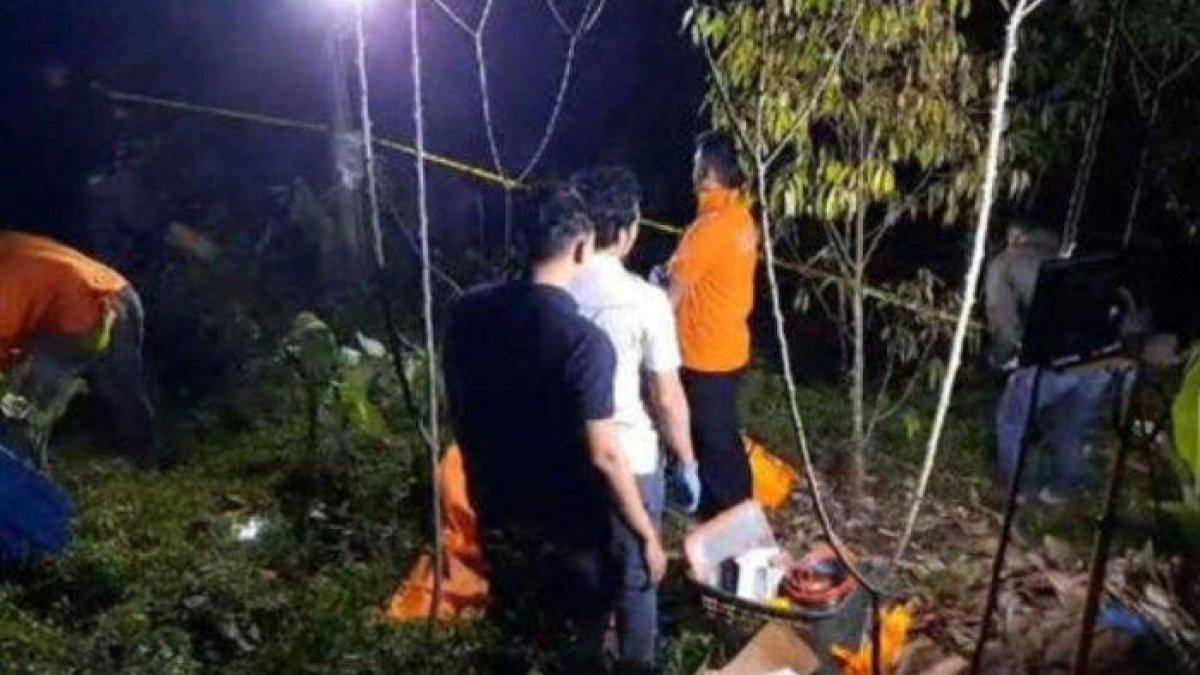 Petugas Inafis Polresta Tasikmalaya dan Polsek Pagerageung mengevakuasi mayat perempuan yang diduga korban pembunuhan di semak-semak Desa Puteran, Pagerageung, Kabupaten Tasikmalaya, Jawa Barat, Rabu (29/11/2023) malam.