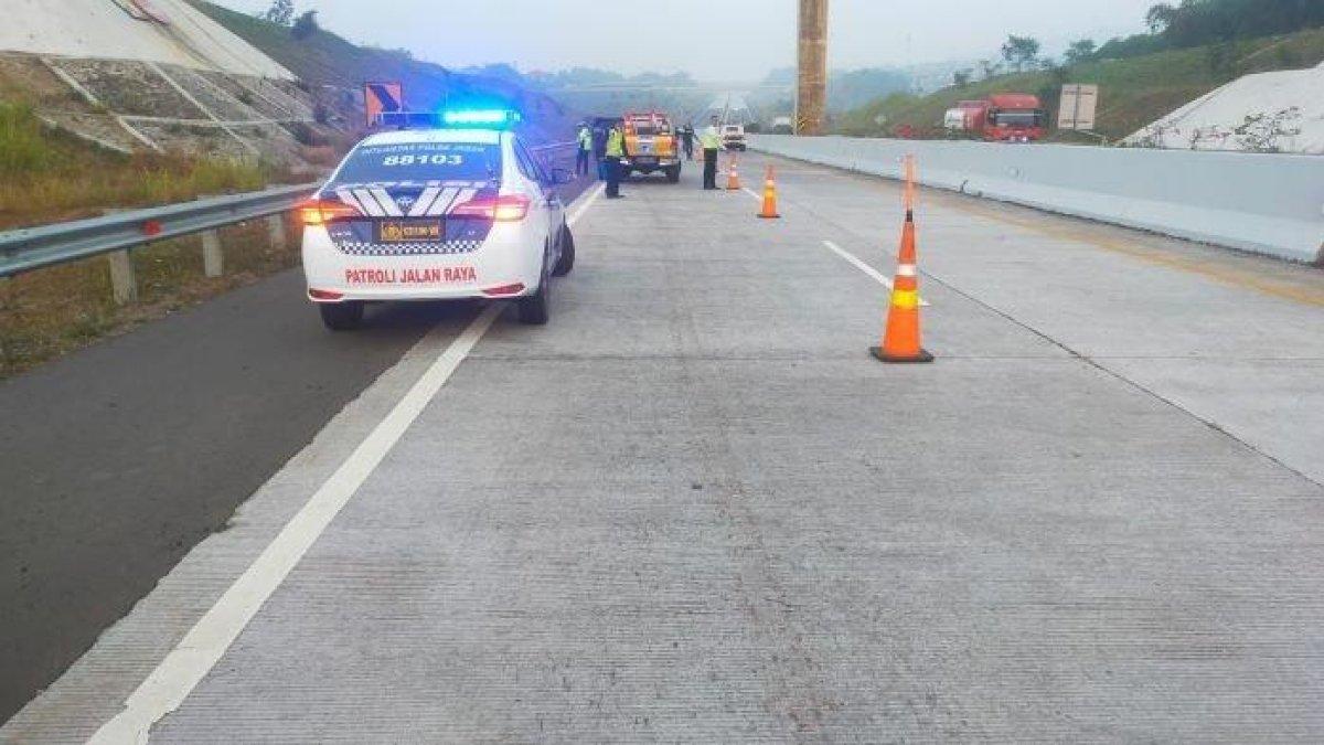 Petugas Satlantas Polres Sumedang tengah melakukan olah TKP kecelakaan maut Mobil Toyota Hiace rombongan SLB B YPLB Majalengka di Tol Cisumdawu