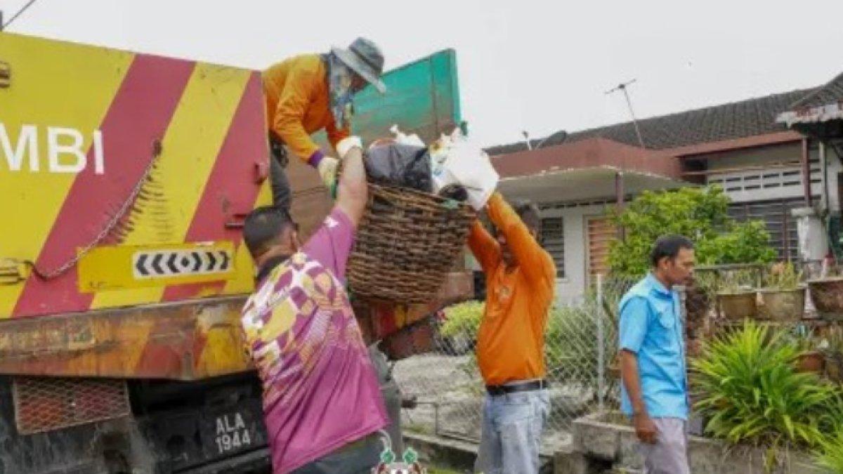 Petugas kebersihan bergotyong-royong mengangkut sampah