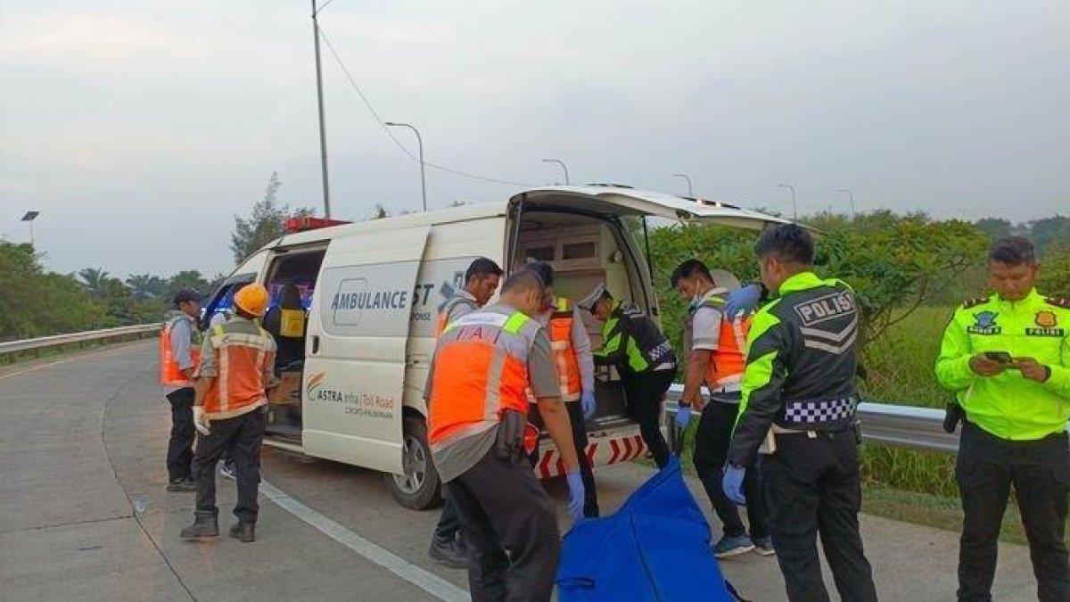 Petugas kepolisian mengevakuasi korban meninggal dunia kecelakaan maut Bus Handoyo jurusan Yogyakarta-Bogor
