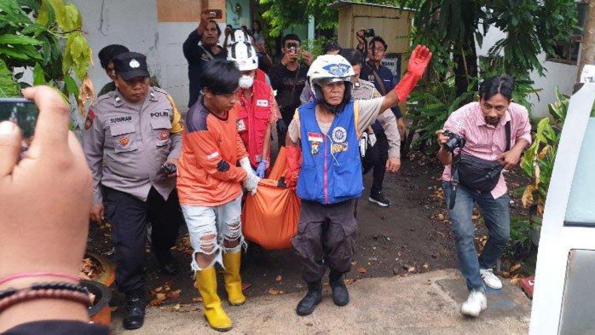Petugas mengevakuasi jenazah korban yang meninggal dibunuh putrinya, di lingkungan Wates, Kelurahan Wates, Kecamatan Magersari, Kota Mojokerto, Kamis (30/11/2023).