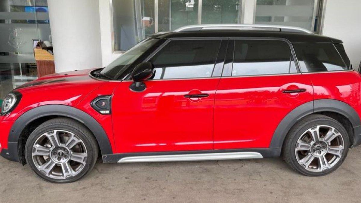 Petugas sita Mini Cooper S Countryman F60 dari rumah Harvey Moeis dan Sandra Dewi