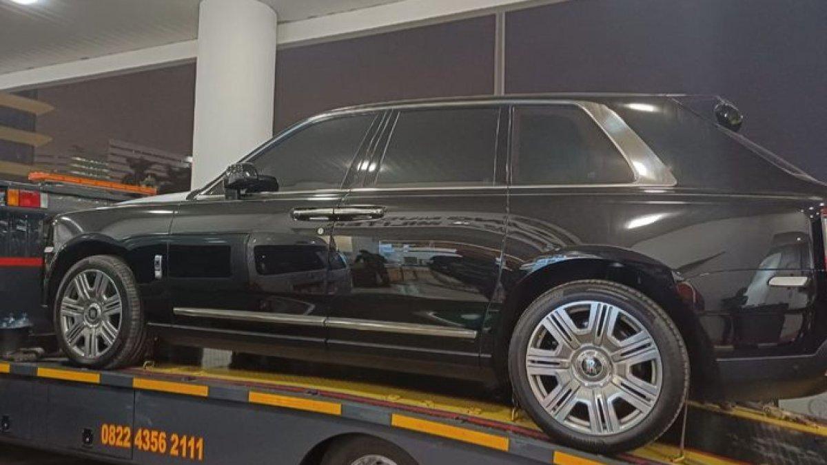 Petugas menyita mobil Roll Royce warna hitam dari rumah Harvey Moeis dan Sandra Dewi