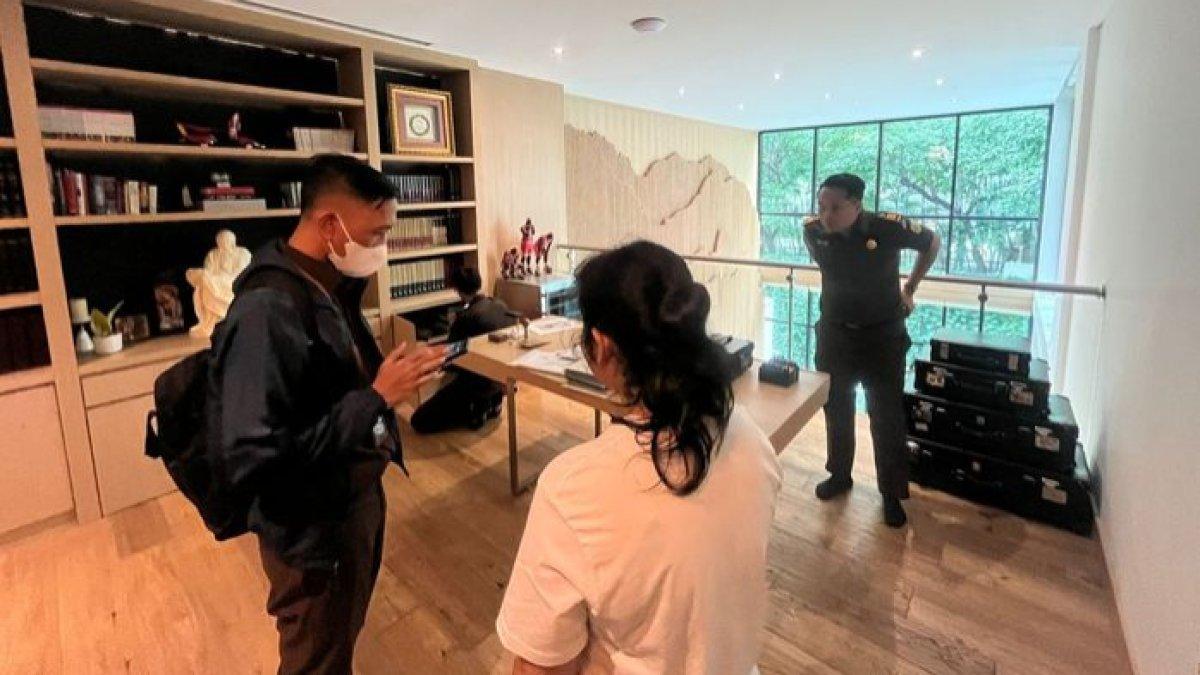 Petugas tampak menggeledah lemari di rumah Harvey Moeis dan Sandra Dewi