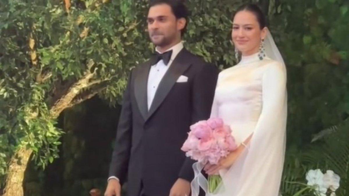 Pevita Pearce dan Mirzan Meer tampak berdiri di depan kursi pelaminan.