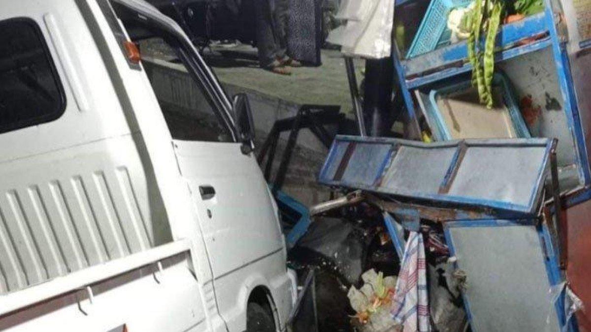Pickup menabrak gerobak nasi goreng