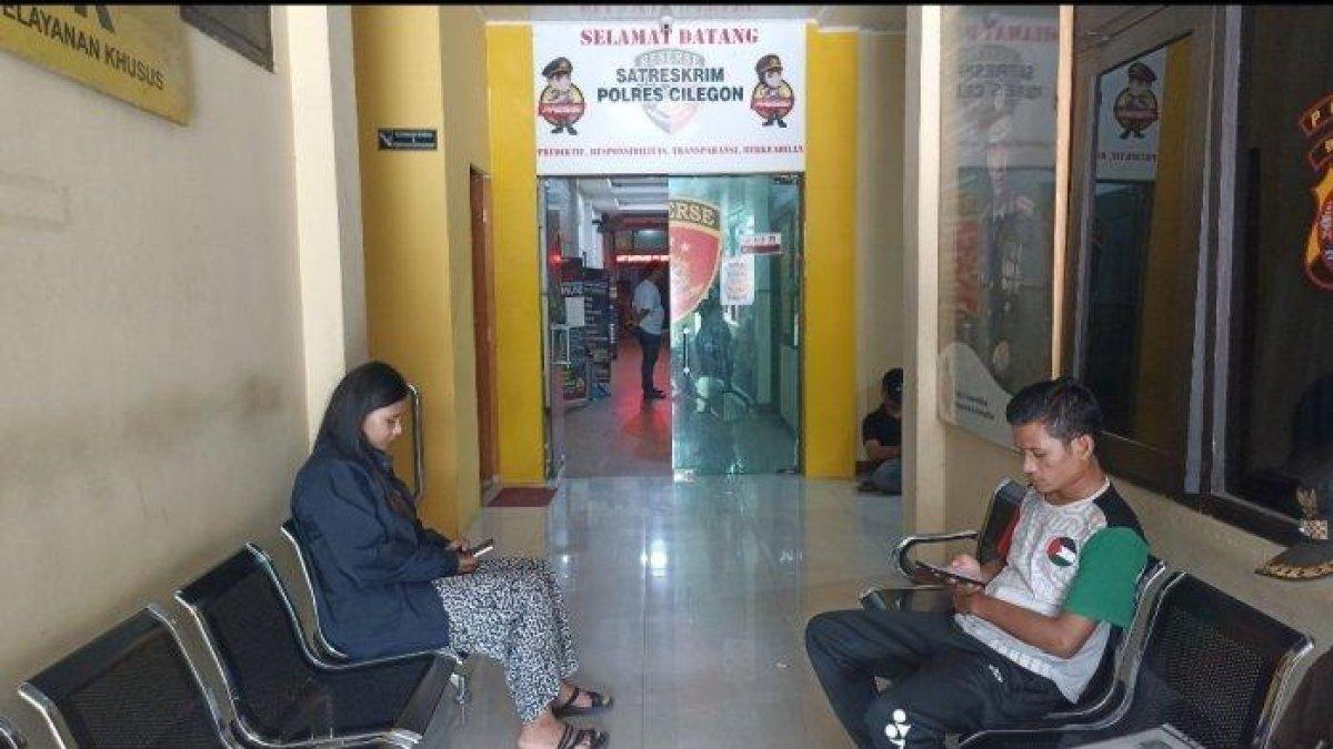 Pihak keluarga Eranto saat mendatangi Polres Cilegon.