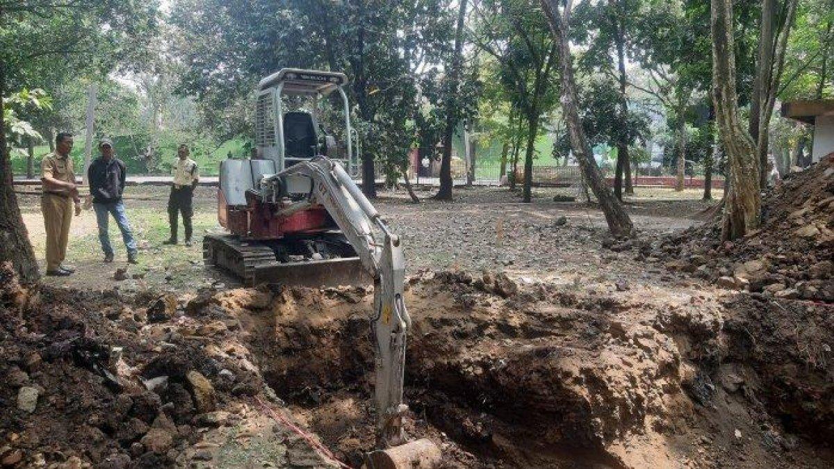 Plh Wali Kota Bandung, Ema Sumarna saat meninjau pembuatan lubang untuk sampah organik di wilayah Taman Tegallega, Selasa (29/8/2023)