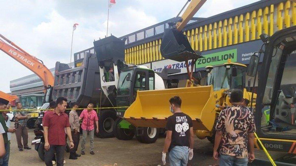 Polisi Mengevakuasi Pekerja di Palembang yang Tewas Tertimpa Alat Berat, Jumat (25/8/2023).
