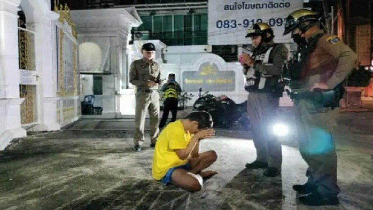 Polisi bantu warga mengusir hantu yang diduga merasuki tubuh pria.