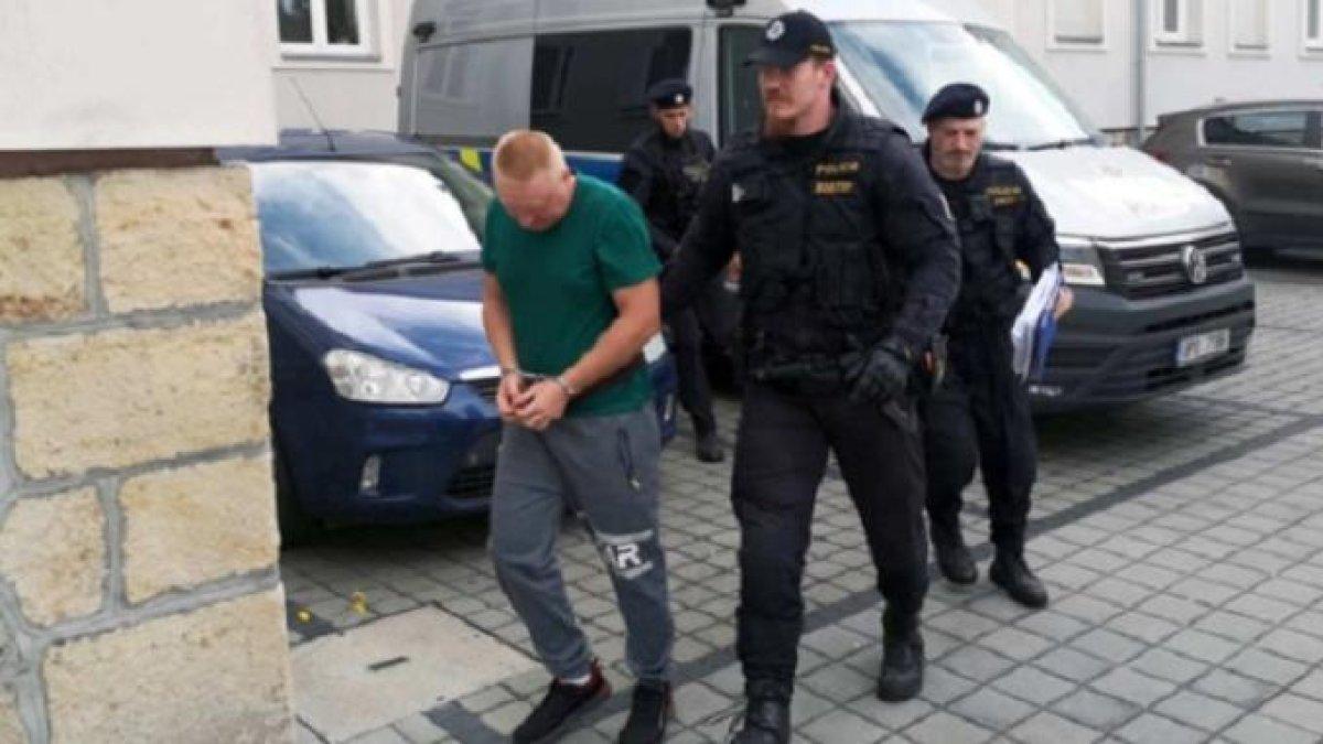 Polisi di Pilsen, Republik Ceko, menggelandang pria pegungsi Ukraina bernama Aleksandr (36) yang memasukkan petasan ke dalam vagina istrinya. Dia terancam hukuman 10 tahun atas ulahnya itu.