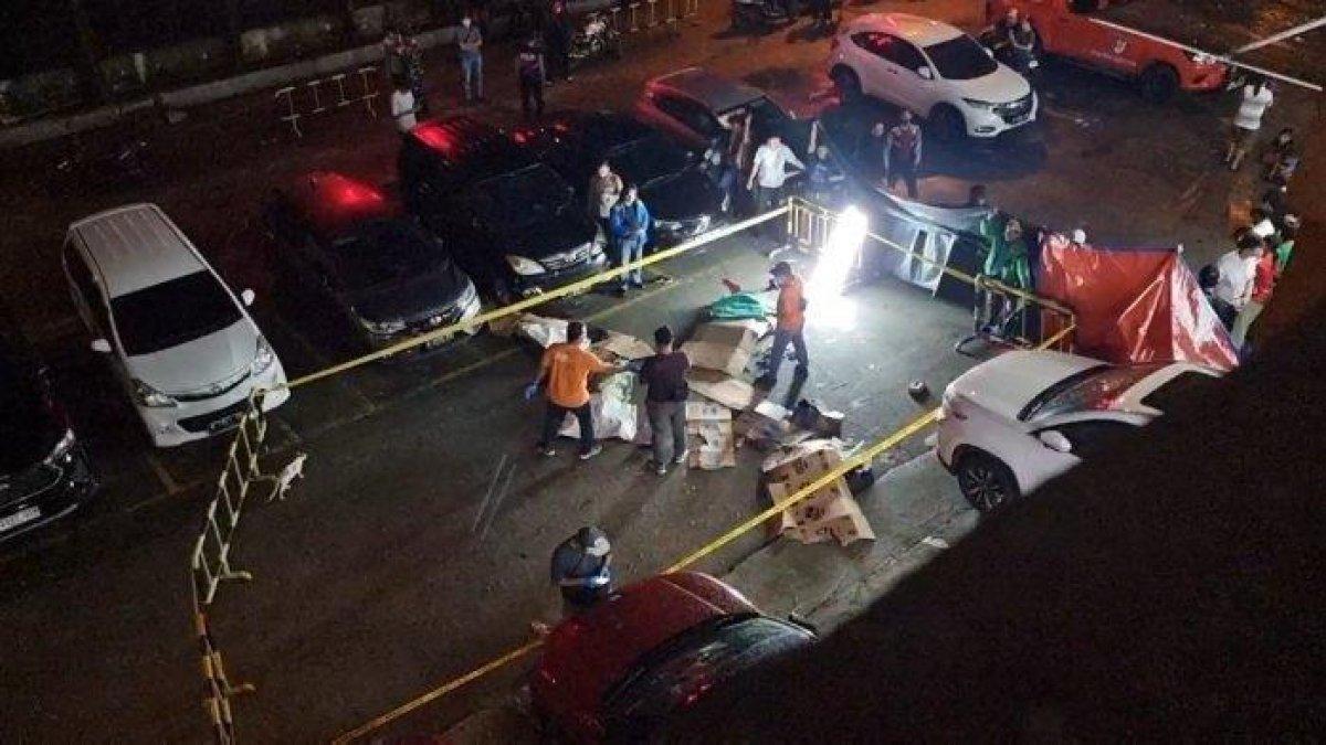 Polisi melakukan olah TKP di tempat kejadian empat orang sekeluarga tewas usai melompat dari rooftop lantai 21 Apartemen Teluk Intan, Kelurahan Pejagalan, Penjaringan, Jakarta Utara, Sabtu (9/3/2024).