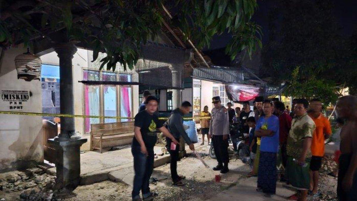 Polisi memeriksa TKP