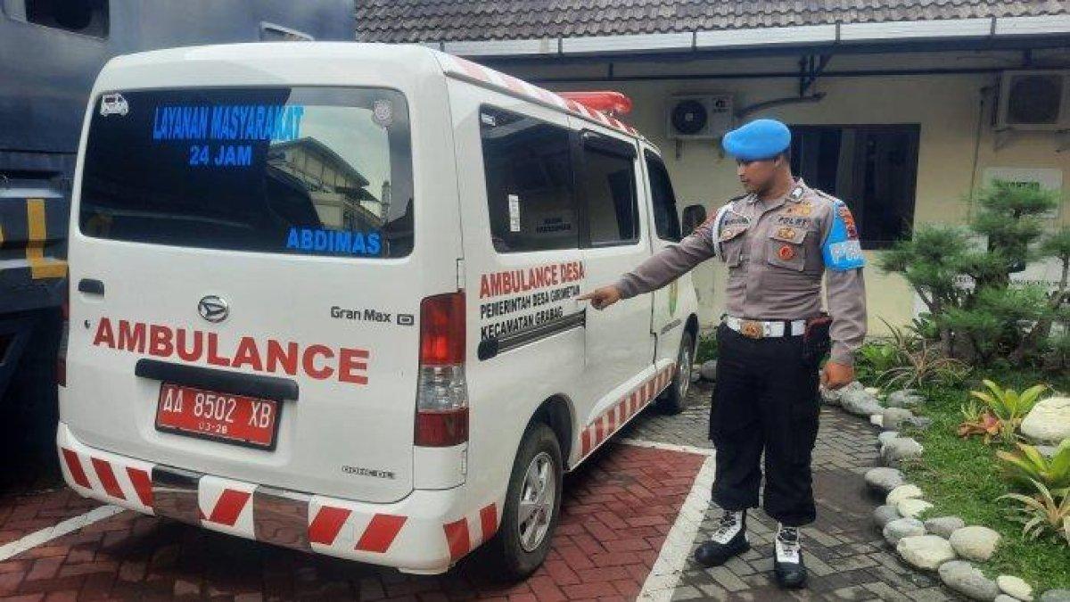 Polisi memeriksa ambulans yang jadi sasaran pencuri di wilayah Bawen, Kabupaten Semarang, Jumat (17/11/2023) dini hari.