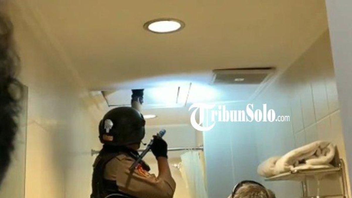 Polisi memeriksa kamar di salah satu hotel di kecamatan Banjarsari, Solo, Jumat (13/10/2023)