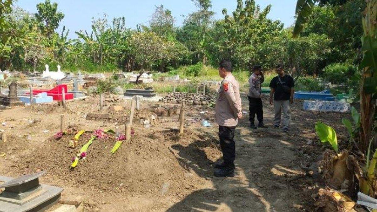 Polisi mendatangi TKP makam