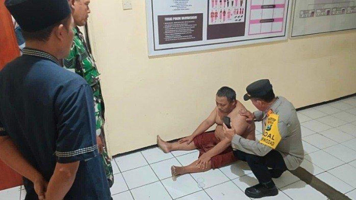 Polisi mengamankan Khoiri atau Satir (53) mertua yang diduga kuat membunuh menantunya yang sedang hamil 7 bulan di Dusun Blimbing, Desa Parerejo, Kecamatan Purwodadi, Kabupaten Pasuruan, Selasa (31/10/2023).