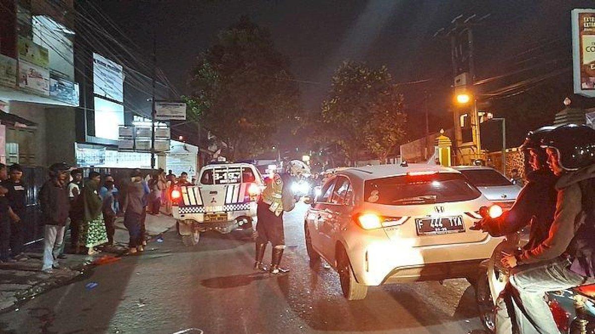Polisi mengevakuasi korban kecelakaan ke RSUD Syamsudin SH, Kota Sukabumi, Jumat (10/11/2023) malam.