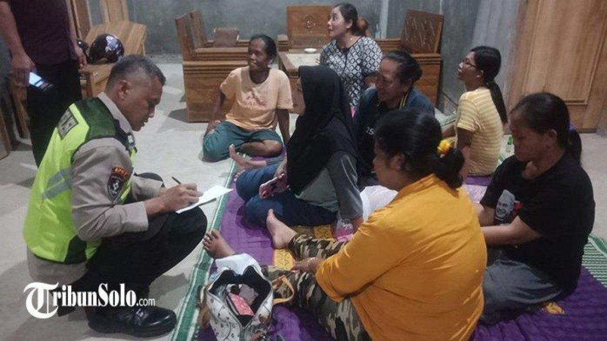 Polisi saat melakukan klarifikasi atas kabar dugaan pembegalan yang terjadi di wilayah Desa Pondok, Kecamatan Ngadirojo.