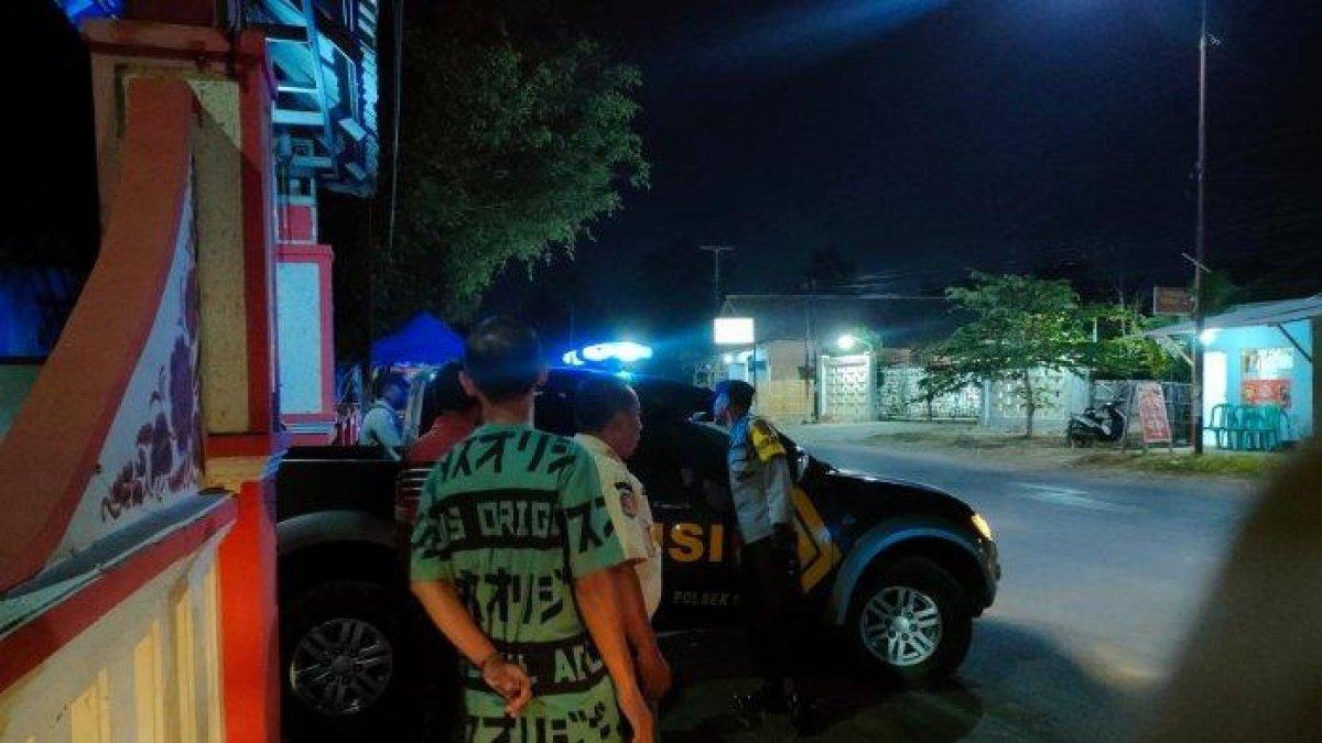 Polisi saat mengamankan pria ODGJ disangka maling yang dihajar massa di Desa Terusan, Kecamatan Sindang, Kabupaten Indramayu, Minggu (8/10/2023).