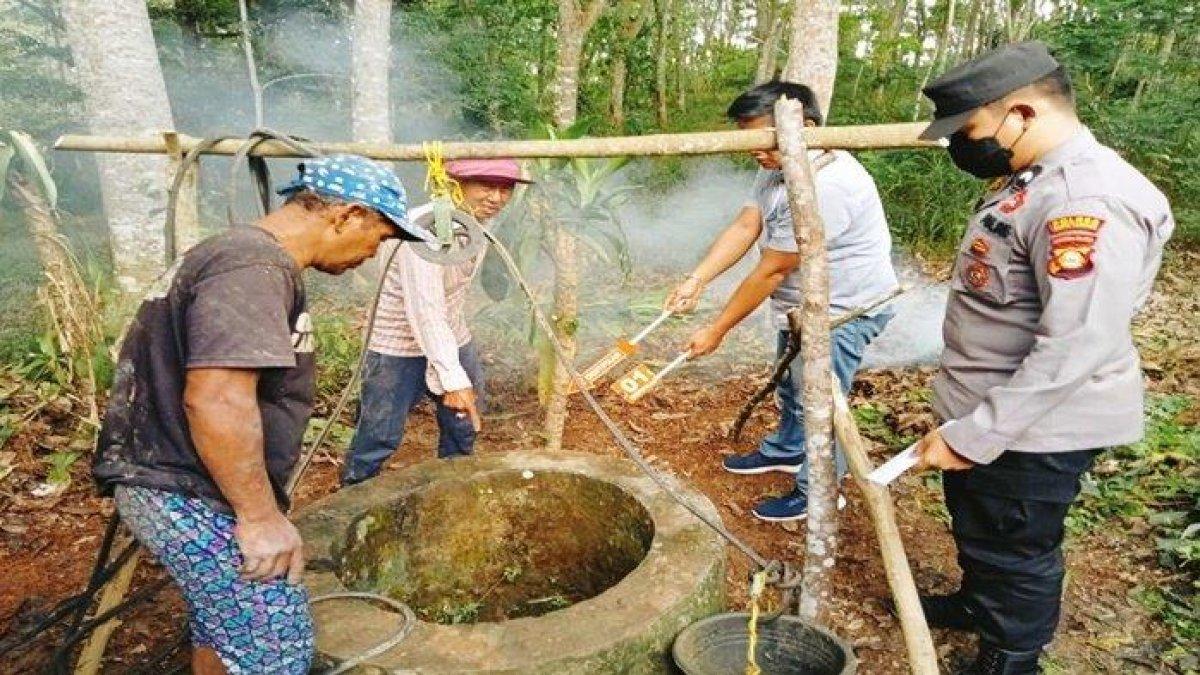 Polisi saat mengevakuasi temuan kerangka manusia di sumur milik Vera warga Desa Mekar Jaya, Kecamatan Tebing Tinggi, Empat Lawang, Sumsel, Kamis (21/9/2023).