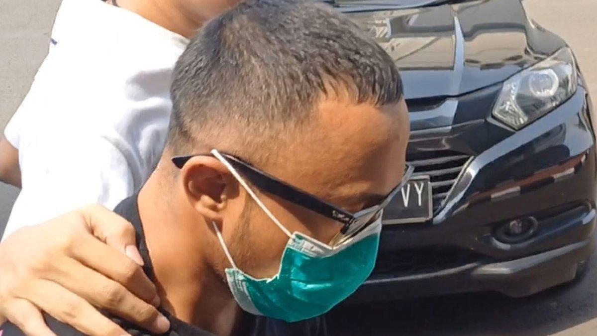 Polres Metro Jakarta Barat menangkap B, pemasok narkoba jenis sabu ke musisi Virgoun.