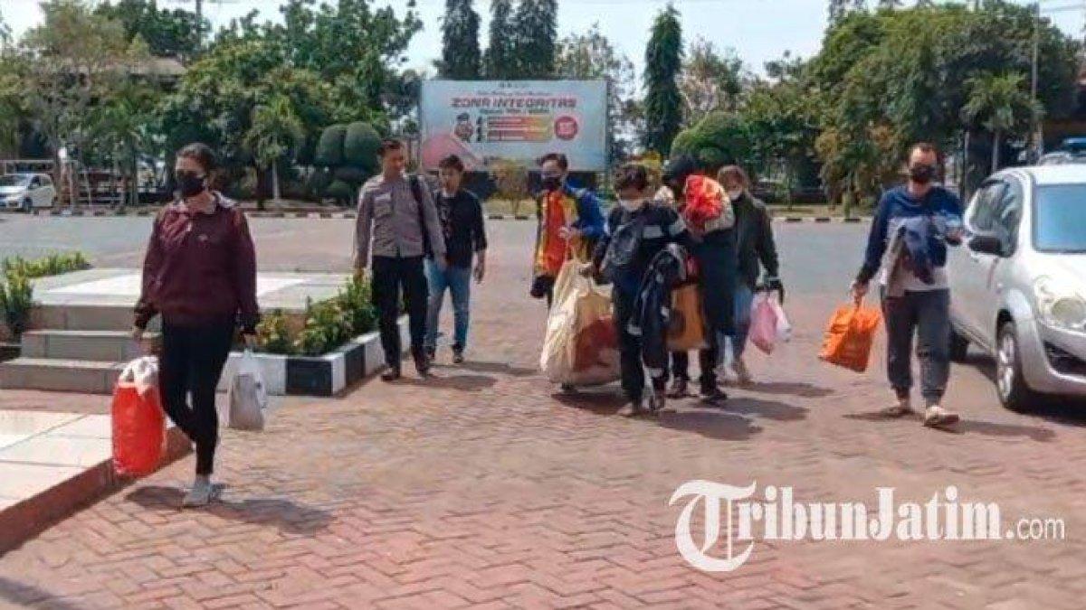 Polres Probolinggo mengamankan enam pengunjung yang diduga membuat ulah hingga menyebabkan area sekitar Padang Savana, kawasan Gunung Bromo, Jawa Timur, terbakar. Keenam pengunjung tersebut telah tiba di Mapolres Probolinggo, Kamis (7/9/2023) sekitar pukul 12.00 WIB.