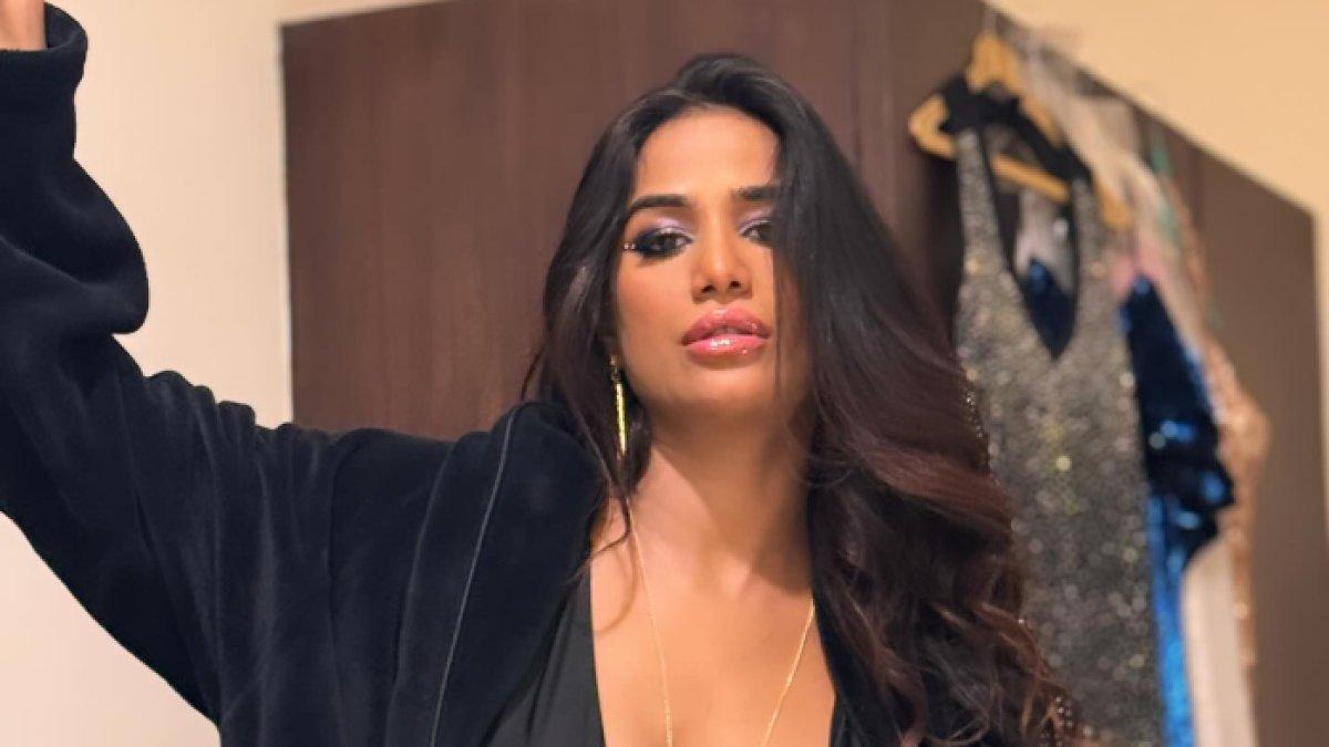Poonam Pandey, artis India yang meninggal karena kanker serviks dikenal kontroversial.
