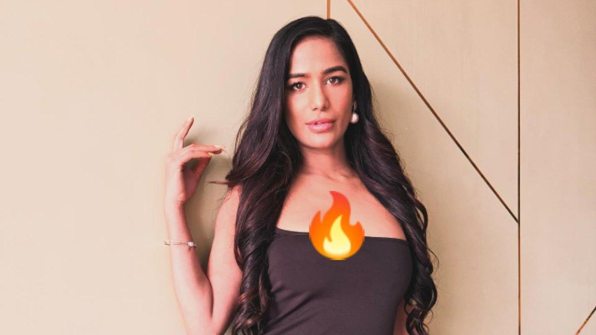 Poonam Pandey, artis kontroversial India yang meninggal dikenal suka tampil seksi.