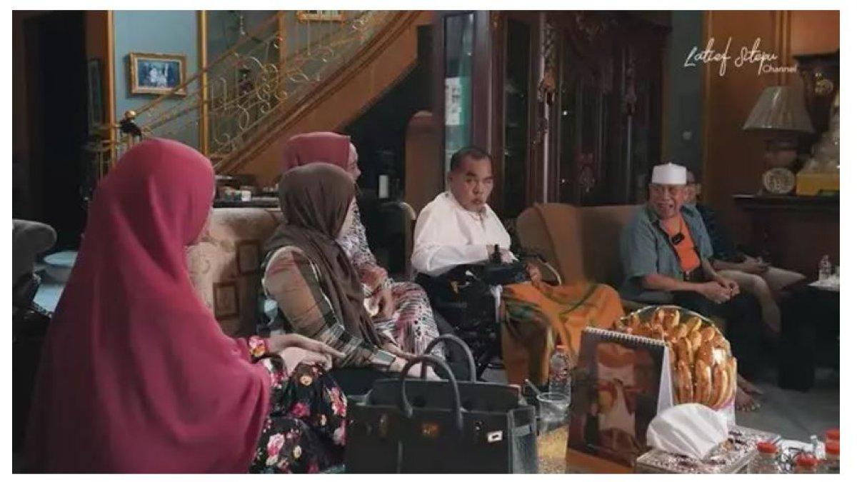 Popon mengatakan, penglihatan Mat Solar jadi terganggu karena alami stroke.