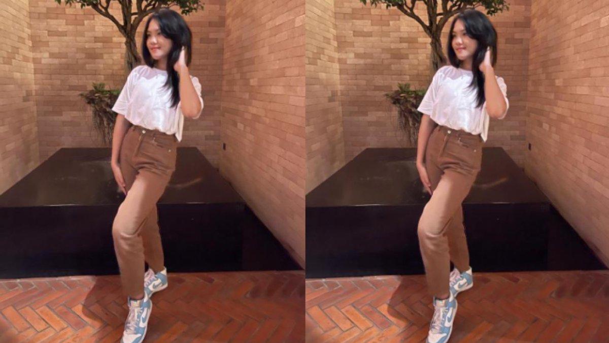 Pose Karina Velovoice bergaya ala model