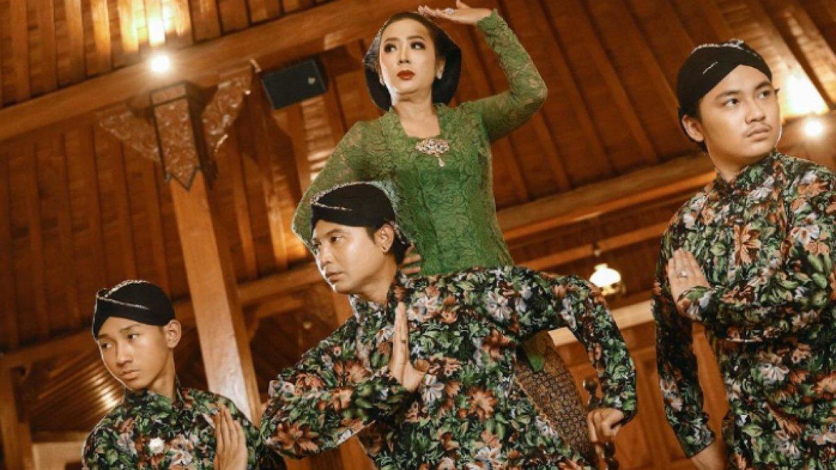 5 Gaya Soimah dan Keluarga saat Pemotretan di Pendopo Tulungo, Ekspresi