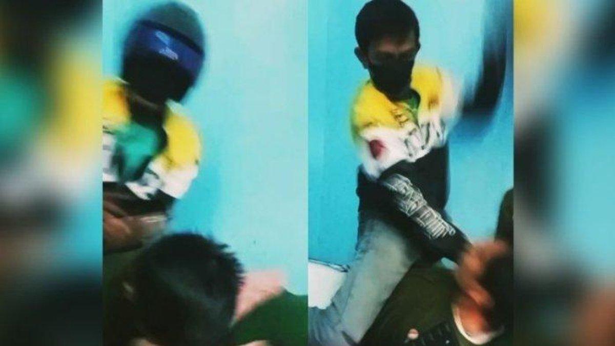 Potongan gambar seorang pria yang disebut merupakan ojol sedang melakukan penganiayaan terhadap pemuda di dalam sebuah kamar di kawasan Kompleks Bumi Permata Hijau (BTP), Kecamatan Tamalanrea, Kota Makassar, Sulawesi Selatan (Sulsel), pada Selasa (24/10/2023) siang.