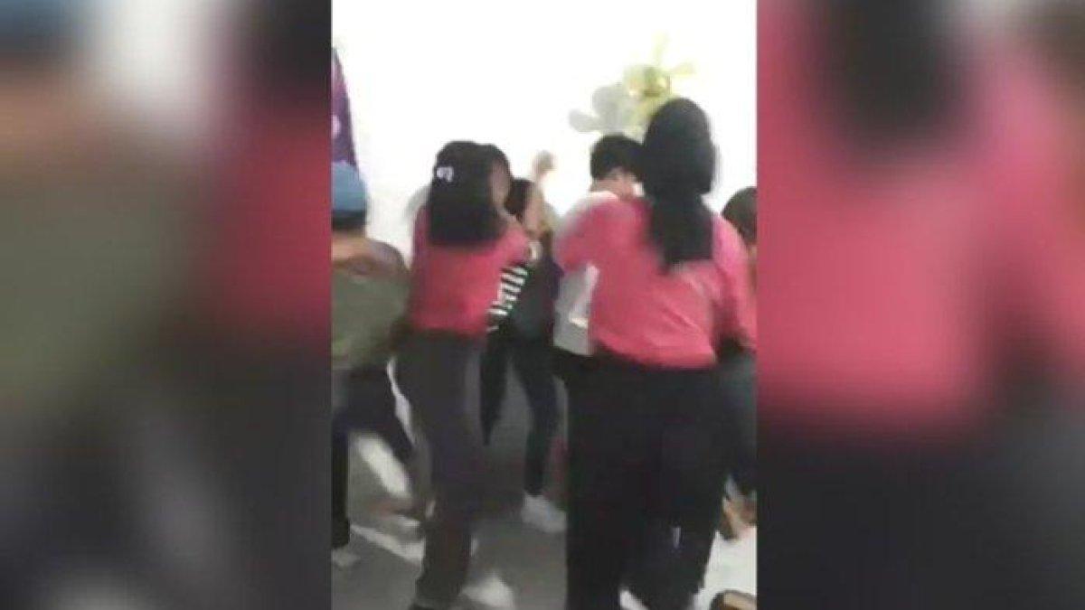 Potongan video sejumlah wanita berseragam merah muda keroyok ibu-ibu dalam rumahnya di perumahan Unhas Antang, Kecamatan Manggala, Kota Makassar, Sulsel.