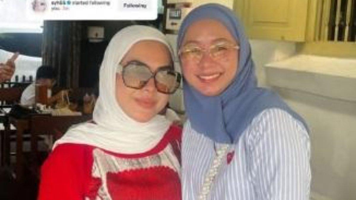 SIKAPNYA DIPUJI FANS - Potret Aisyahrani saat melayani fans berfoto bersama dicapture Senin (23//6/2025).
