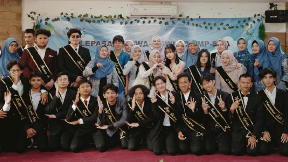 Potret Atta Halilintar hadiri acara kelulusan SMA