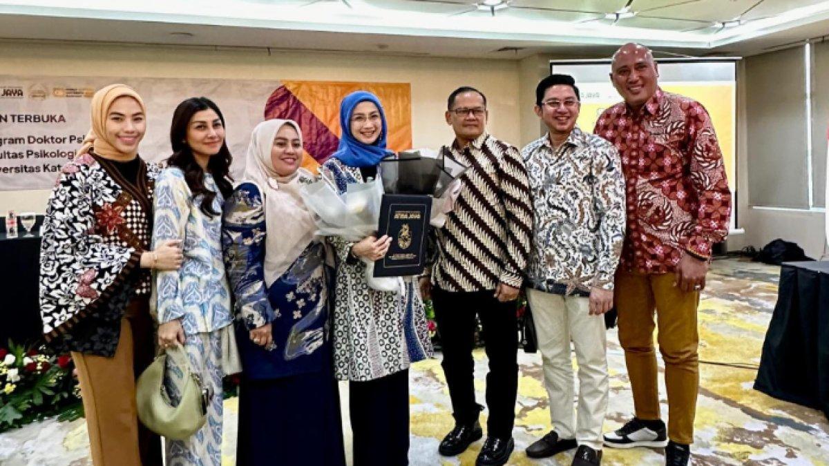 Potret Desy Ratnasari jalani sidang terbuka
