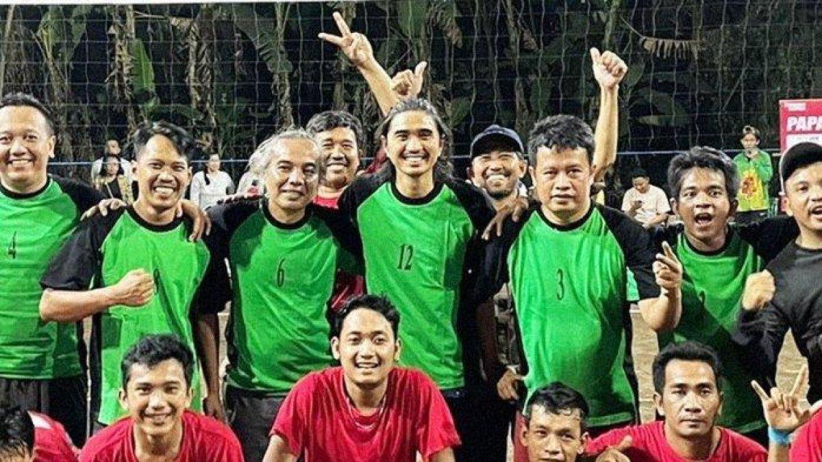 Potret Duta Sheila On 7 bersama warga saat bermain voli di kampung halaman.