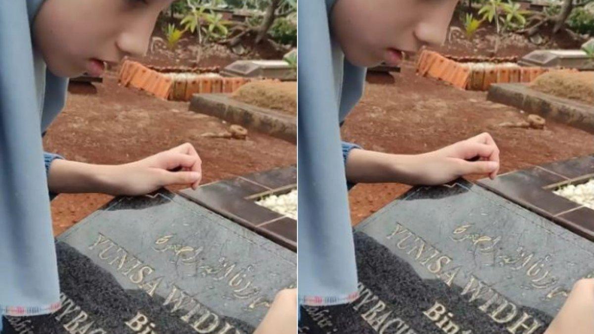 Potret Fesya menebalkan batu nisan ibunya