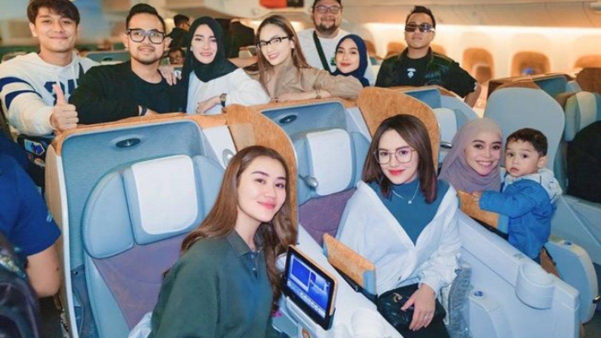 Potret Happy Asmara dan rombongan berangkat ke Eropa