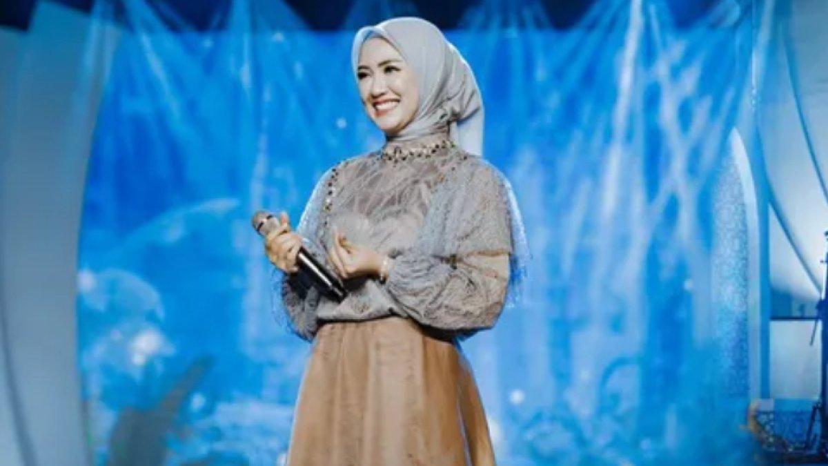Potret Happy Asmara kenakan hijab saat manggung